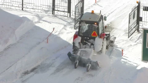 Tractor removing snow from walkways Video stock 126718639