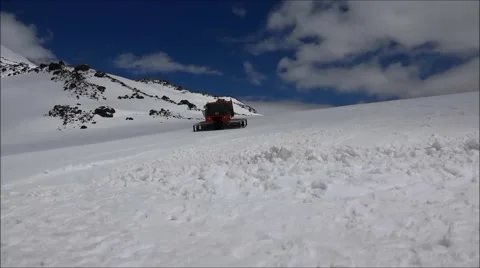 Tractor rides to the base camp of climbers. Elbrus. Slow motion. Stockbeeldmateriaal 52365786