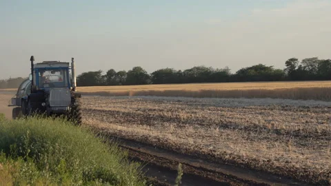 Tractor rides on the field Vídeo Stock 100896865