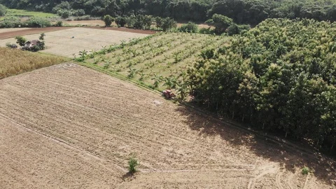 Tractor running through empty crop field Video stock 95939589