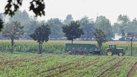 Tractor runs to the edges of the field Stock-Footage 118151917