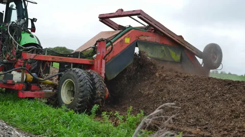 Tractor Shoveling Compost 스톡 동영상 43261244