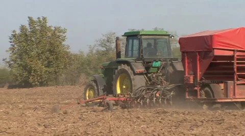 Tractor sow corn Vídeo Stock 36991794