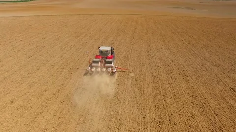 Tractor sowing seeds of corn. Video stock 63317979