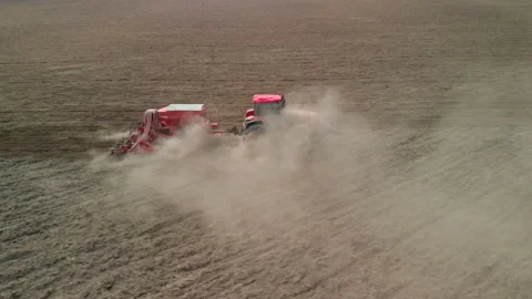 Tractor with a sowing unit sows grain crops Vídeo Stock 154763250