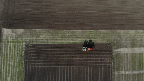 The tractor sows grain in the field. 스톡 동영상 127143321