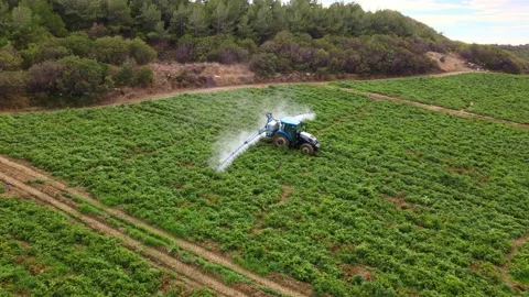 A tractor with a sprayer makes fertilizer in the field. Video stock 225527091
