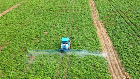 A tractor with a sprayer makes fertilizer in the field. Video stock 225527131