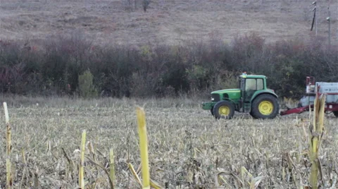 Tractor spraying field 스톡 동영상 56592418