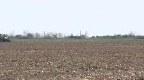 Tractor spreading fertilizer in springtime under a blue sky Video stock 37046010
