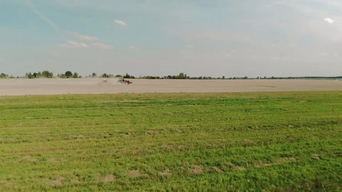 Tractor with tillage sowing unit that sows in arid, dusty soil. Concept of Vídeo Stock 125292876