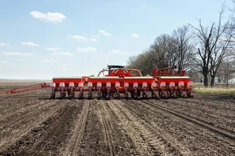 Tractor with trailed planter on the field Foto stock