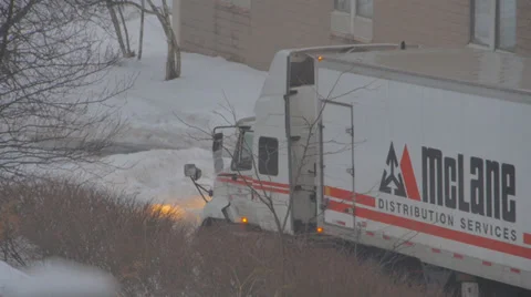 Tractor Trailer Behind Hotel Stockbeeldmateriaal 35400504