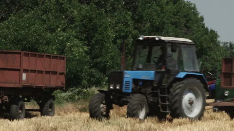 Tractor with trailer in box 動画素材 88864671