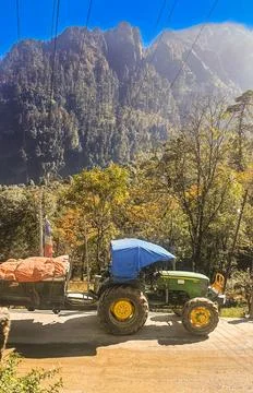 A tractor with a trailer on the road. Foto stock