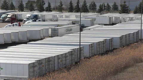 Tractor trailer trucks sit parked during COVID 19 lockdown and recession 库存影片 151663468