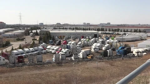 Tractor trailers sit parked during COVID 19 lockdown and economic recession Vídeos de archivo 151665320
