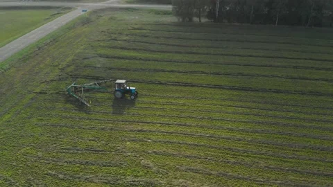 Tractor turns hay with a rake to dry Vídeos de archivo 146632573