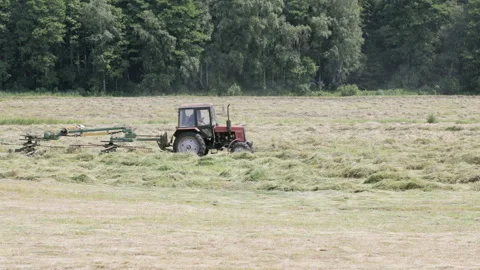 The tractor turns the mechanical hay rake 库存影片 91601287