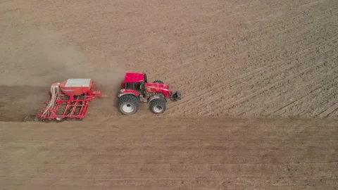 Tractor with a unit that processes dusty, arid soil Видео 156205029
