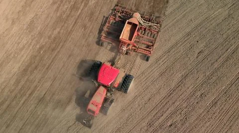 Tractor with a unit that processes dusty, arid soil 스톡 사진