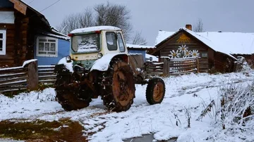 Tractor in a village 動画素材 85494015