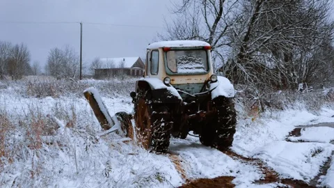 Tractor in a village 動画素材 85494040