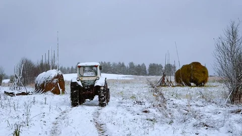 Tractor in a village 動画素材 85494096
