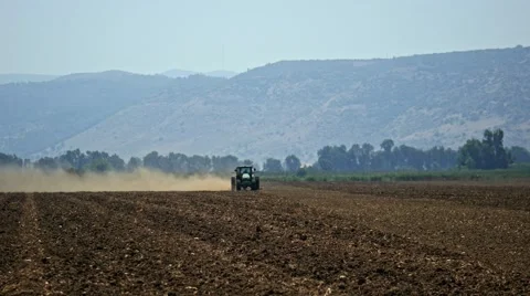 Tractor in the wide field 库存影片 68856045