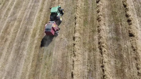 Tractor at work producing round bales of hay Vídeo Stock 130982287