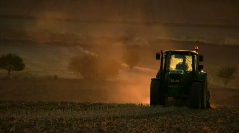Tractor working in the field Vidéo 269109