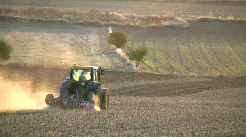 Tractor working in the field Vidéo 269176