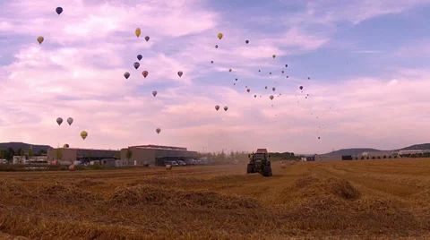 Tractor working in the field. 動画素材 34420513