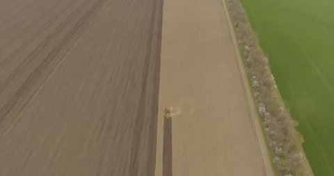 Tractor working in the field Stockbeeldmateriaal 101328818
