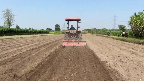 Tractor working in the field 스톡 동영상 305149217