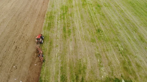 Tractor with working plow from a drone POV Vídeo Stock 115692808