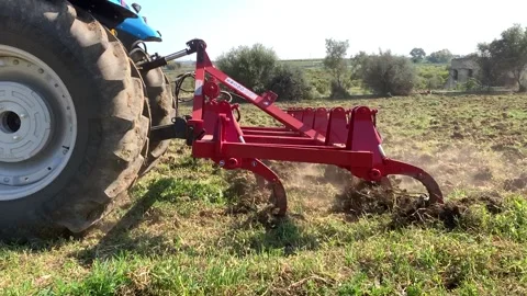Tractor working the soil with 11 point tiller Vídeo Stock 151555073