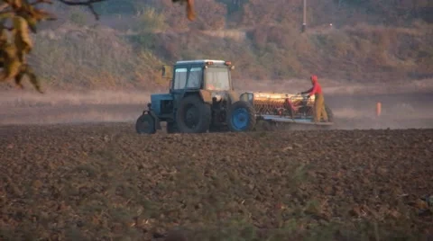 Tractor working in a Ukrainian field Stockbeeldmateriaal 52357231