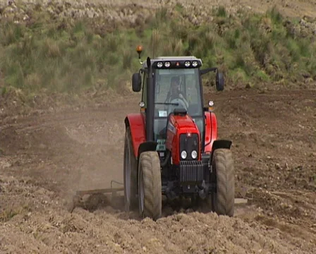 Tractors working on soil Video stock 606055