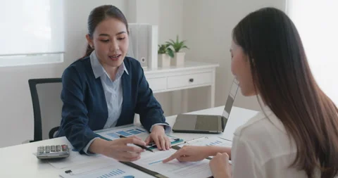 Trader agent financial advisor explain client in insurance contract. Vidéo 160318429