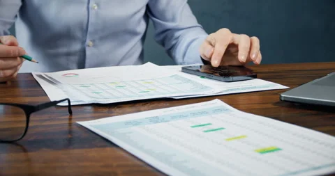 Trader analyses present cryptocurrency statistics on paper Vídeos de archivo 274139511