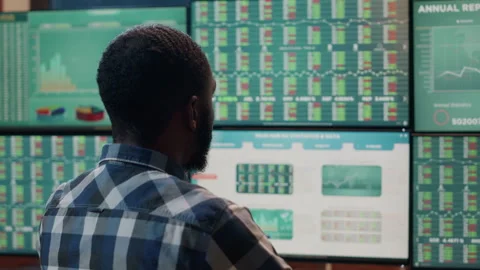 Trader Analyzing Forex and Crypto Data on Multiple Screens Vídeo Stock 328169841