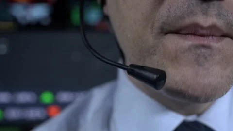 Trader on-line communication Stock-Footage 199636253