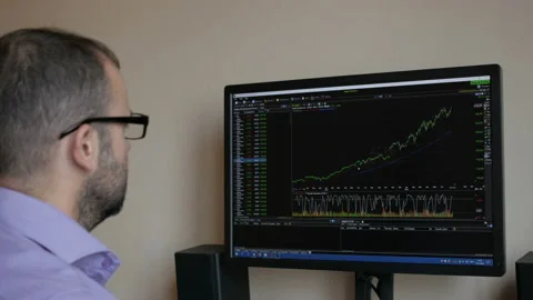 Trader is looking at financial charts on the computer monitor. Bitcoin, crypt Vídeos de archivo 100603569