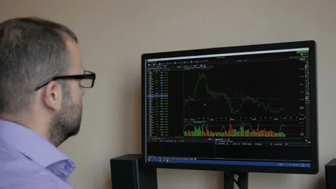 Trader is looking at financial charts on the computer monitor. Bitcoin, crypt Vídeos de archivo 104537306
