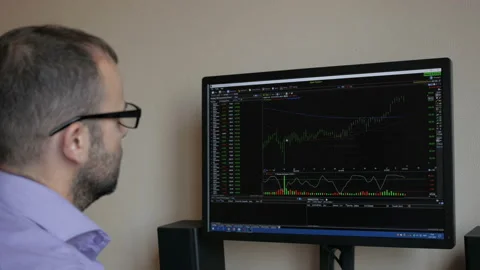 Trader is looking at financial charts on the computer monitor. Bitcoin, crypt Vídeos de archivo 121081388
