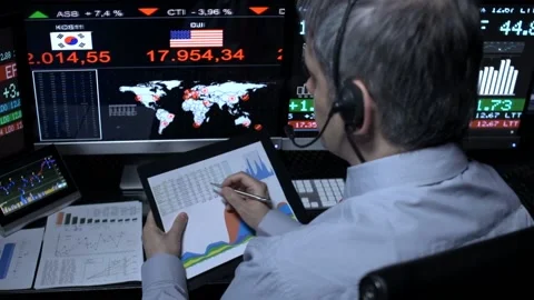 Trader looking stock market data Vidéo 199636335