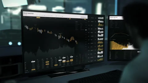 Trader Watches Decreasing Cryptocurrency Values In Market Analysis System 库存影片 253876767