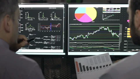 Traders analyzing stocks Vídeo Stock 210432125