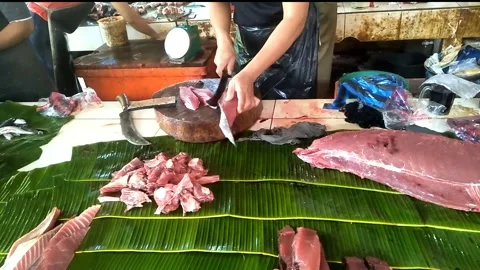 Traders are cutting tuna fish Stock Footage 243063180